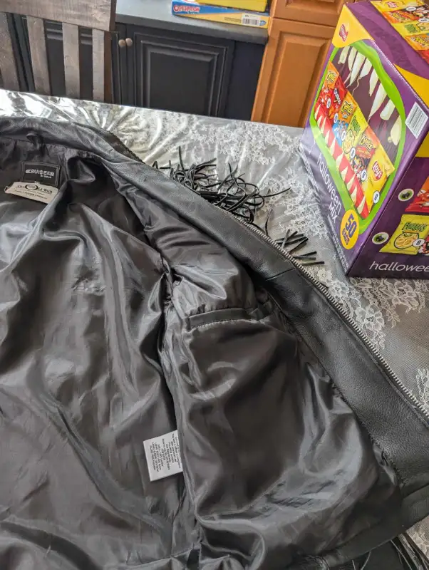 Ladies leather jacket, perfect for riders 3 XL in Women's - Tops & Outerwear in Sarnia - Image 10