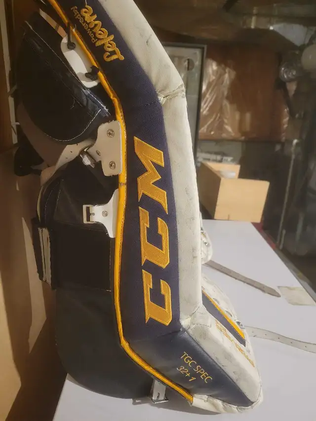 Mens full ice hockey goalie equipment SOLD pending pick up in Hockey in London - Image 3