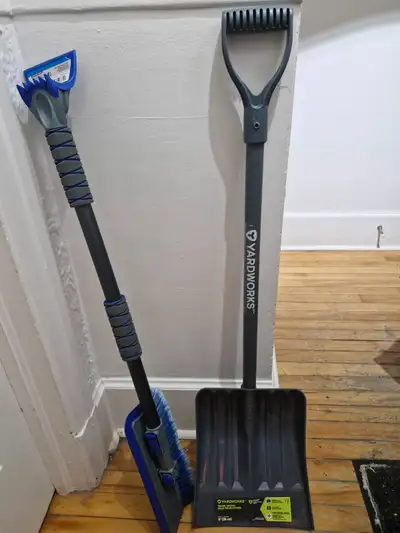 Balais à neige téléscopique à tête pivotante + pelle à neige = 10$ les deux !! Neuf non utilisé