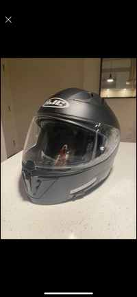 Casque de moto HJC I70 XS noir mat avec visière fumée intégrée.