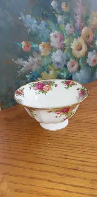 Gorgeous vintage 3.5 by 6.5" " English Royal Albert Old Country