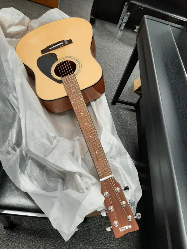 Yamaha Acoustic Guitars - F310P and F325D and More! in Guitars in Laval / North Shore - Image 6