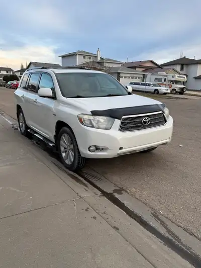 Selling my 2009 Toyota Highlander Limited Hybrid. Very reliable vehicle, always kept up with mainten...