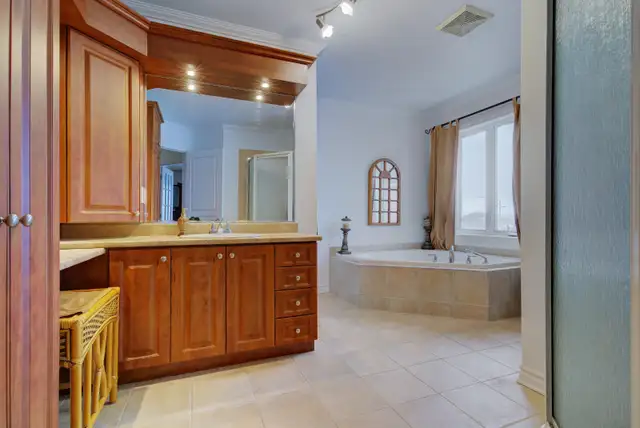 Candiac Spectaculaire!! Condo 4 1/2. Lumineaux 1874 Pies carres. in Condos for Sale in Longueuil / South Shore - Image 3