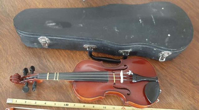 Violin: SUZUKI Child Size 1.10th in String in Calgary - Image 2