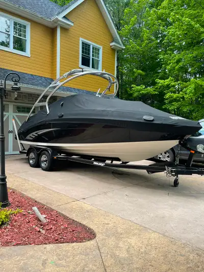 BATEAU A 2 TURBINE 180 FORCE CHAQUE SYSTEME SON AVEC SUB TOIT BIMINI LIT AVANT VOIR PHOTO CABINE POU...