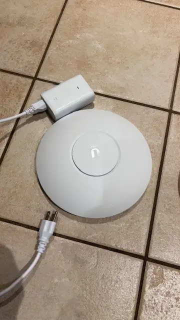 Deux Ubiquiti - UniFi UAP (Long-Range) à vendre., View more