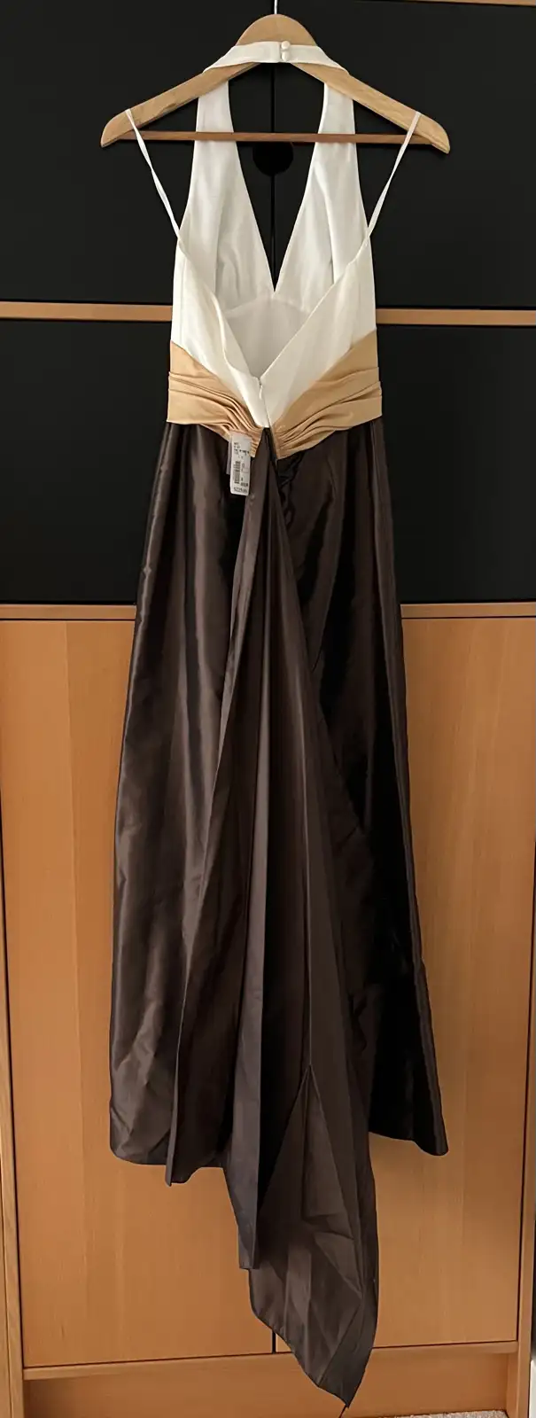 New Halter Gown with slight Train in Women's - Dresses & Skirts in Calgary - Image 4
