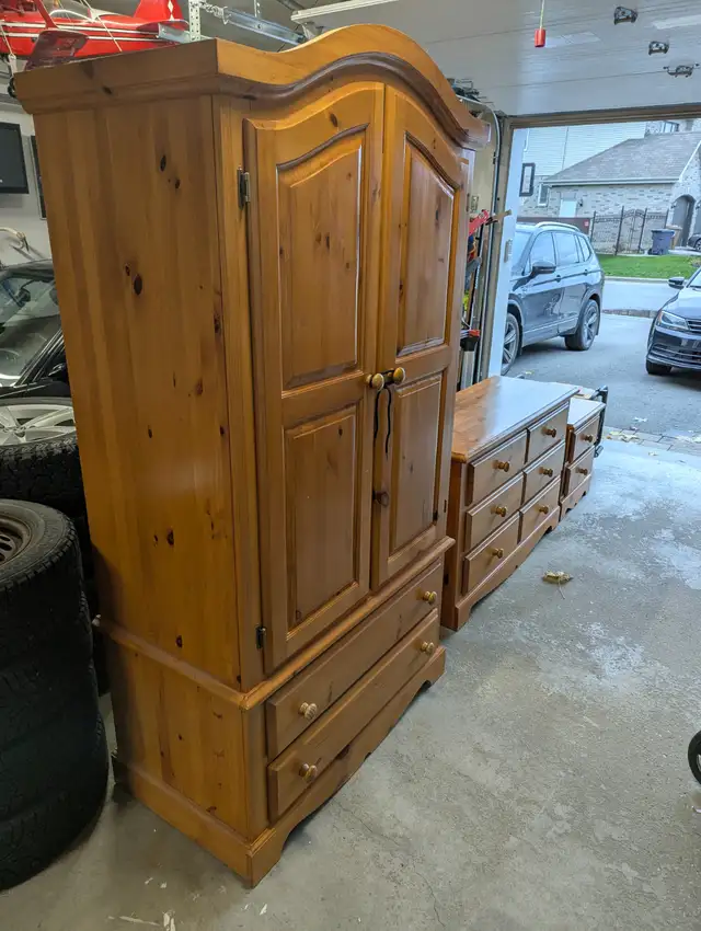 Dresser and Armoire 4 piece set pine in Dressers & Wardrobes in West Island - Image 4