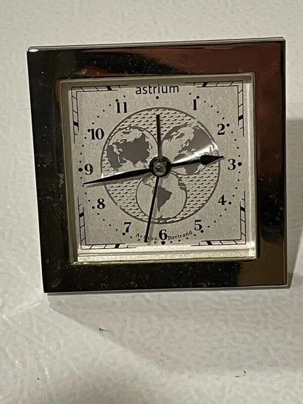 Chrome Desk / Nightstand alarm clock in Home Décor & Accents in Ottawa - Image 2