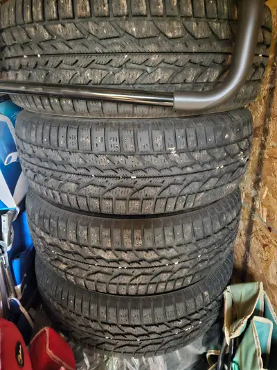 A vendre tire hivers en tres bonnes conditions grandeur ... 245/65/ 17 prix demandé 400.00 numéro té...