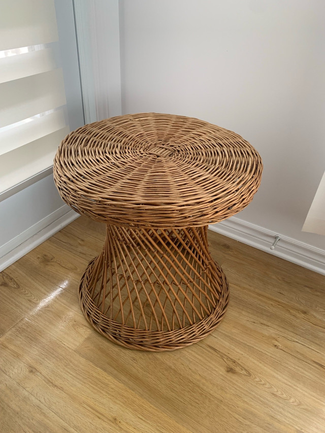 Table en rotin vintage. Haut.22.1/2x21.1/5pouces/circonference.. dans Autres tables  à Laval/Rive Nord - Image 4