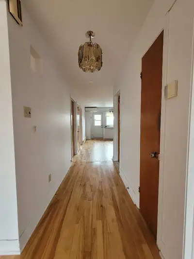 Grand 4 1/2 (5 pièces) 2 chambres fermés (possibilité d'une 3e- 991 pi²) À 10m du Metro Assomption e...