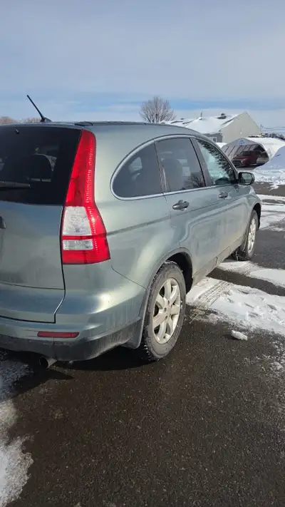 Voiture en bon état, gardé très propre. 4 pneus d'hiver achetés en 2023 et 4 pneus d'été neufs achet...