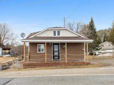English: Charming 1-bedroom waterfront home for rent at 243 Chemin Pontbriand, La Pêche, QC! Enjoy s...