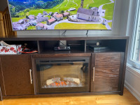Meuble de télé en bois brun  avec foyer 