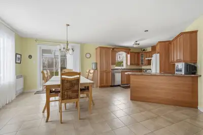 Grand jumelé avec solarium, terrain intime, Lévis (St-David), View more