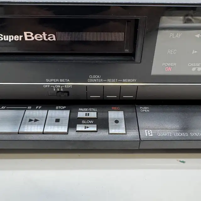 Sanyo VCR 4035 SuperBeta Betamax Video Cassette Recorder in General Electronics in City of Toronto - Image 4