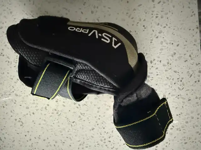 CCM youth large ASV Pro hockey elbow pads  in Hockey in Red Deer - Image 3