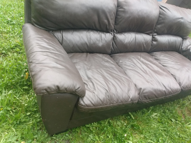 BEAUTIFUL COUCH AVAILABLE FOR SALE in Couches & Futons in Saint John - Image 4