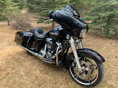 2019 Harley Davidson Street Glide LOW LOW KMS! Less then 7000km! 107 Milwaukee Eight with a 6 Speed...