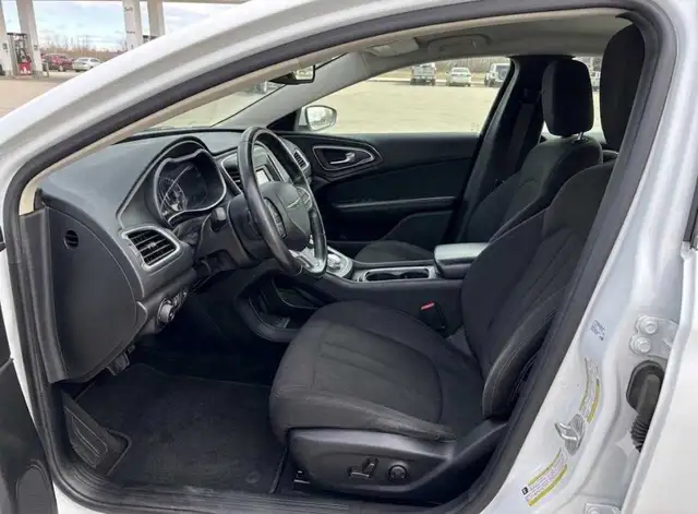 2015 Chrysler 200523046147295825929