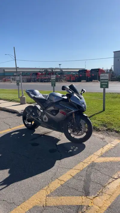 Oem fairings Left side has damage from being dropped No hardware FAIRINGS ONLY, bike is not for sale...