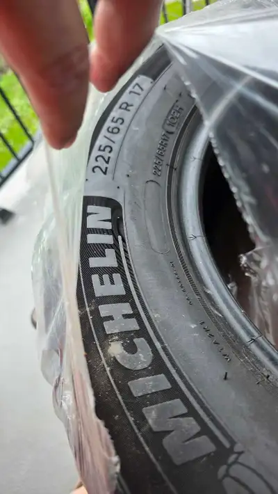 4 Pneus d'été Michelin bons pour finir la saison. 225/65 R17