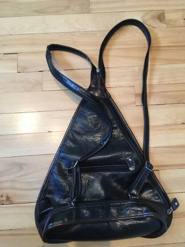 Sac à main (sac à dos) en cuir noir/brun dans Femmes - Sacs et portefeuilles  à Ville de Montréal - Image 2