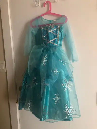 Robes d’Halloween presque neuves . La première robe s’illumine et jamais porté. Foyer non fumeur et...