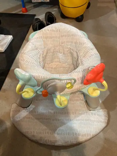 Belle chaise 2 en 1 pour que bébé puisse jouer d’un côté et manger de l’autre. Utilisé que quelque f...