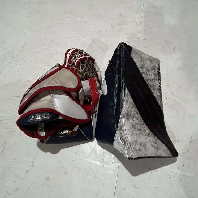 Bauer 3x Int S 30+1 goalie pads, blocker and catcher in Hockey in Barrie - Image 5