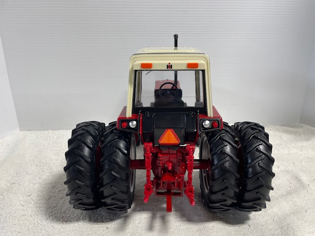 1/16 INTERNATIONAL 1086 PRESTIGE Farm Toy tractor in Toys & Games in Regina - Image 4