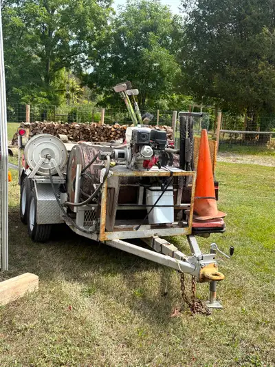Complete driveway seal asphalt repair unit Tank holds near 100g of sealer box can holds up to 1 ton...