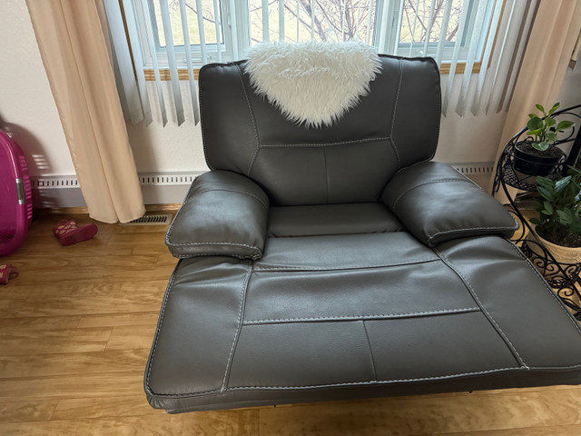 Reclining electric chairs  in Chairs & Recliners in Medicine Hat - Image 3