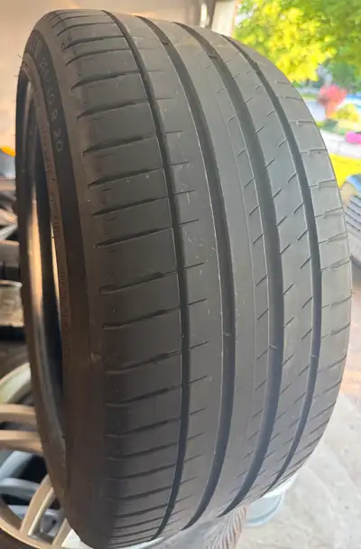 Set of 4 Michelin Pilot Sport EV summer tires Size: 255/40R20 Tires are in good shape lots of tread...