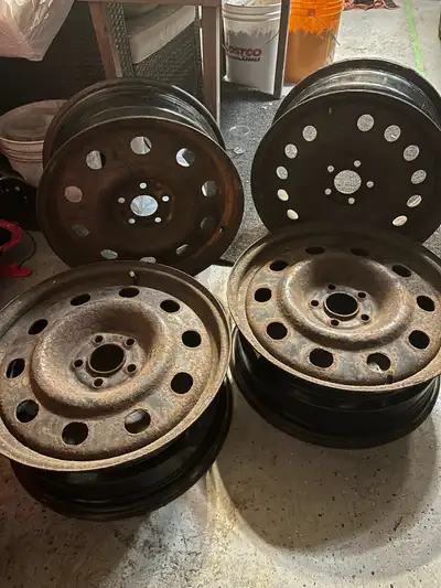 17” Steelies for 2013-2019 Ford Escape. The top left one had a small leak somewhere at with the seal...