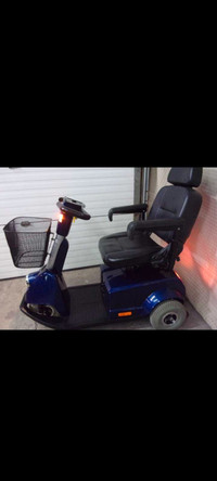 MOBILITY SCOOTER 3 WHEEL BLUE FORTRESS 1700 DTMobility scooter i