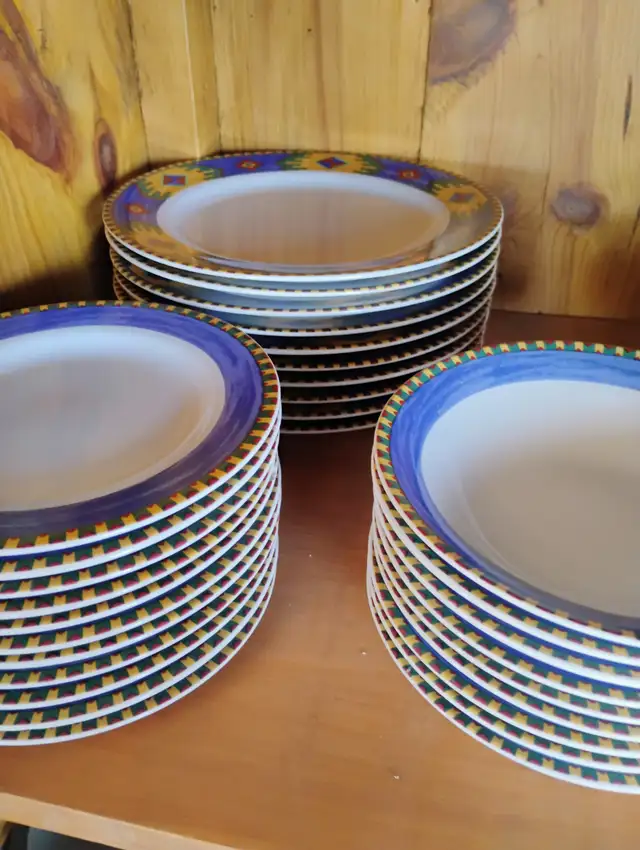 Dish Set in Kitchen & Dining Wares in Hamilton - Image 3