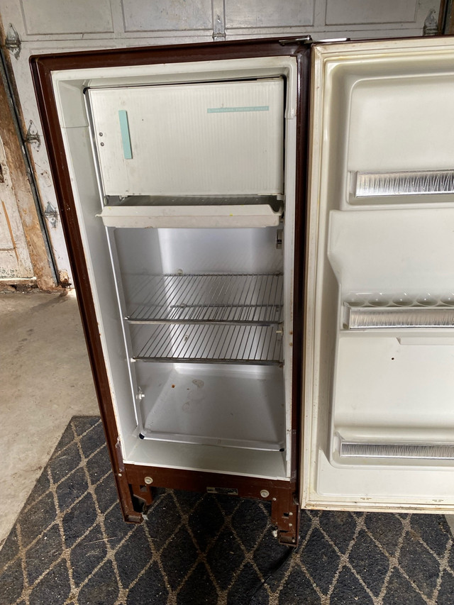 Old fridge  in Refrigerators in Pembroke - Image 2