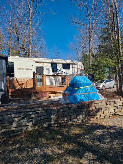 Fifth wheel 36 pied total toute est fonctionnel,endroit pour installer laveuse à linge. Présentement...