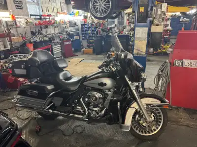 Ultra Classic, 60000 km. Mint Condition, no accidents, no drops, no scratches. 6 speed, extra backre...