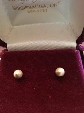 Collection of GOLD Studs Earring  (see Pictures) Different price in Jewellery & Watches in Markham / York Region - Image 3