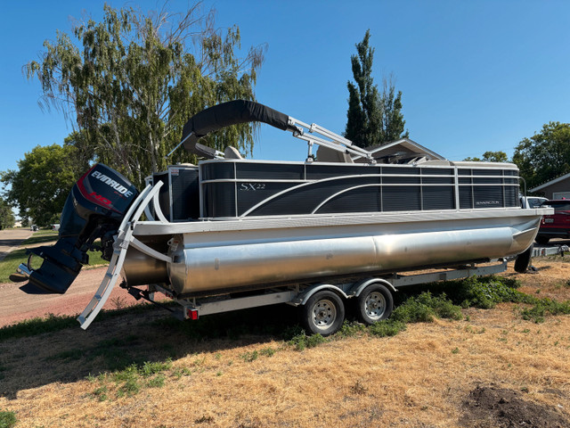 Bennington Pontoon in Powerboats & Motorboats in Saskatoon