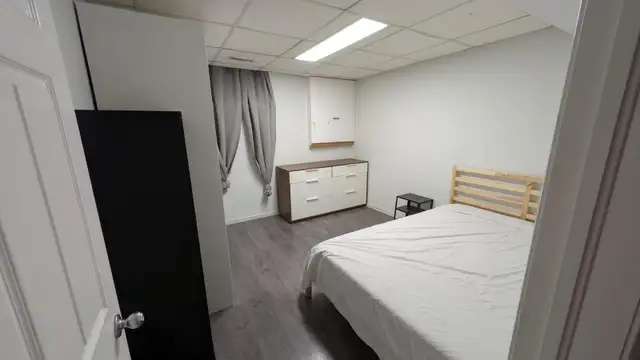 Spacious Room for Rent!! Utilities included!!