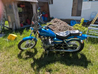 For sale is a vibrant blue 2009 Honda Rebel, showing only 436 kilometres on the clock, indicating mi...