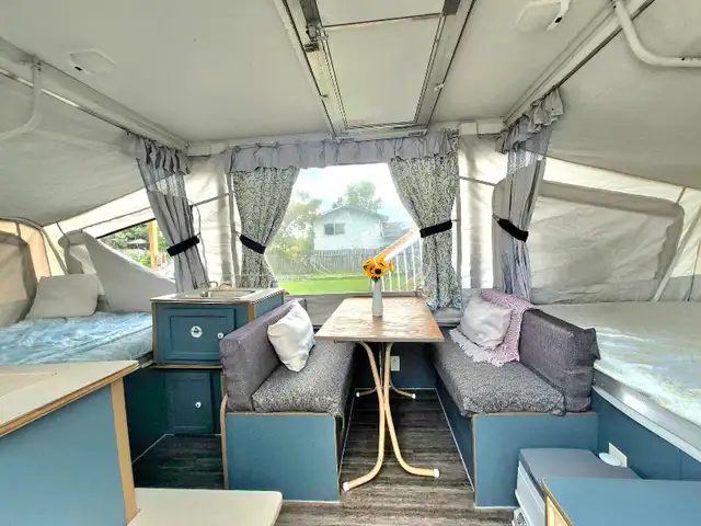 Coleman Roanoke tent trailer  in Travel Trailers & Campers in Smithers - Image 2