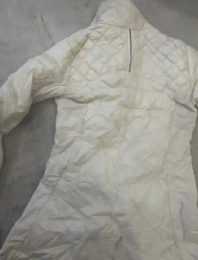 lululemon down jacket in Women's - Tops & Outerwear in City of Montréal - Image 4