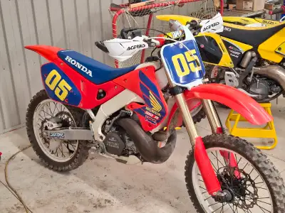 1999 cr 250 frame off restoration 15 hrs on bike . Full set of extra plastics and decal kit and a to...
