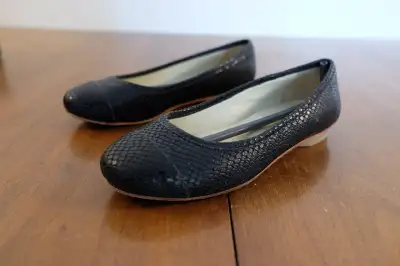 Black Poppy Barley flats, size 5.5, only worn a couple of times. The only visible wear is on the sol...